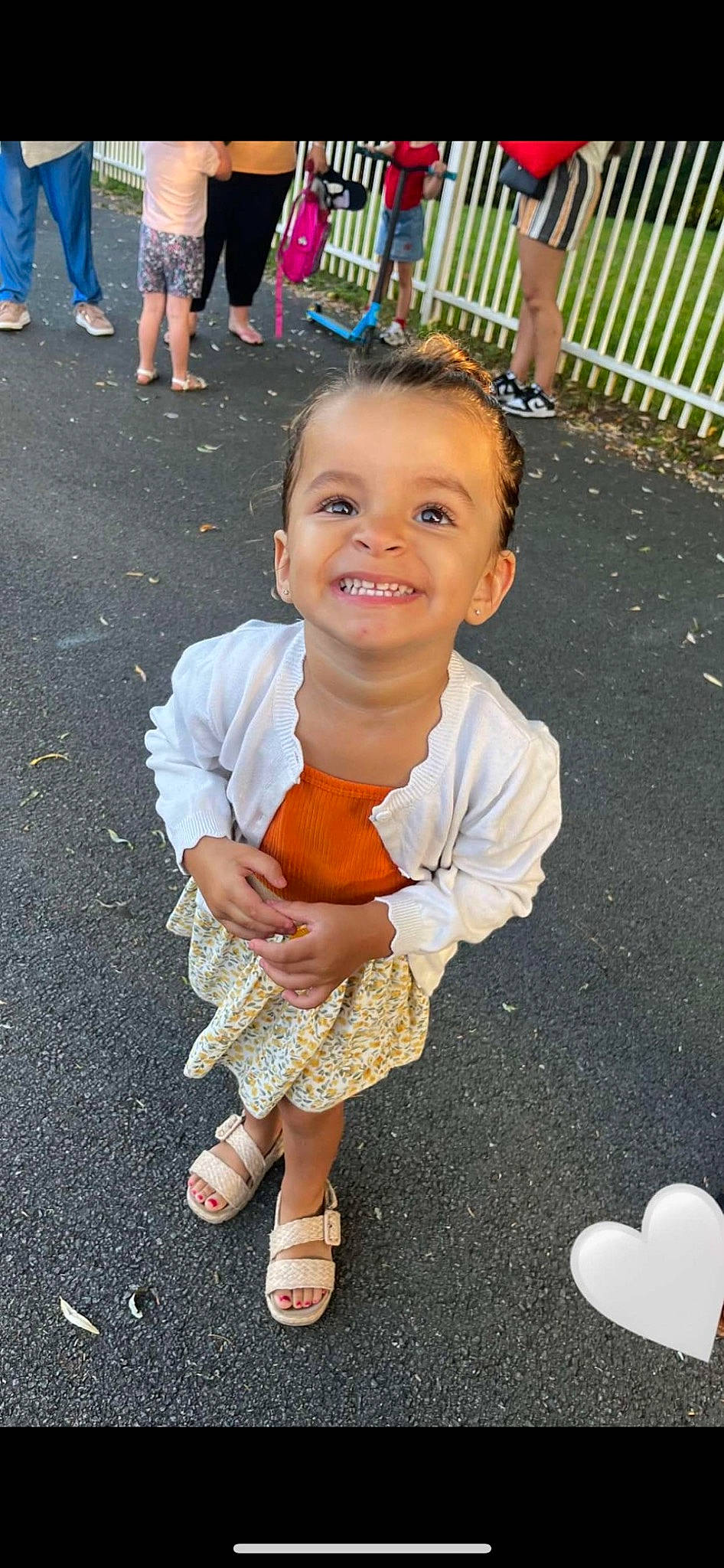 Inaya participe au concours pour gagner de l'argent avec cette photo : asphalt, child, event, foot, fun, gesture, happy, human_leg, joy, leg, leisure, person, photograph, recreation, road, road_surface, shoe, sidewalk, smile, sneakers