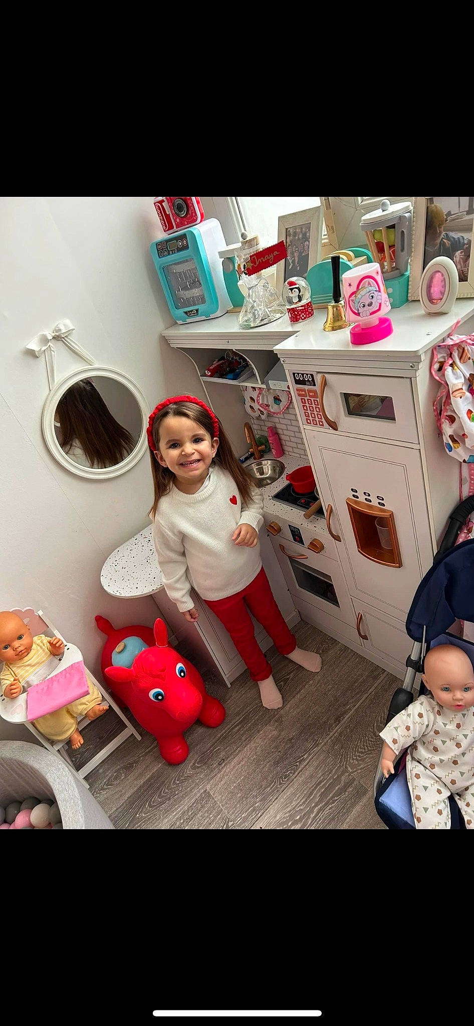 Inaya participe au concours pour gagner de l'argent avec cette photo : baby_toddler_clothing, child, fashion, floor, flooring, fun, happy, interior_design, joy, laundry_room, person, photograph, pink, product, room, smile, snapshot, stuffed_toy, textile, toddler