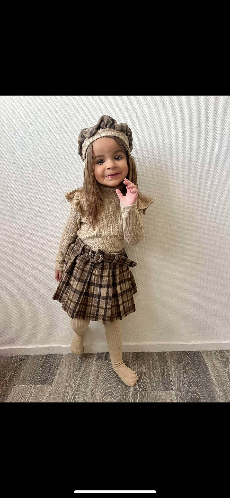Inaya a rejoint le concours — aidez-le/la à gagner de superbes lots ! blond, day_dress, face, fashion_design, happy, headgear, headwear, human_leg, joy, knee, long_hair, outerwear, pattern, person, plaid, sleeve, smile, sock, tartan, thigh