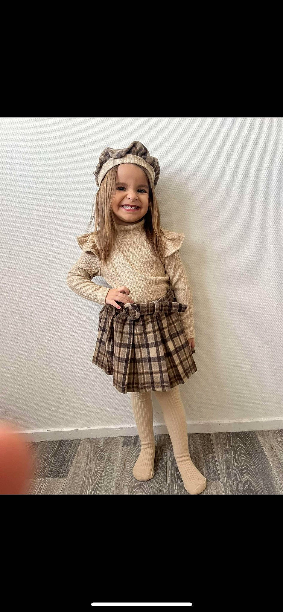 Inaya a rejoint le concours — aidez-le/la à gagner de superbes lots ! blond, brown_hair, clothing, collar, dress, fashion_design, flash_photography, hair, happy, headwear, human_leg, joy, knee, long_hair, pattern, person, plaid, sleeve, smile, tartan