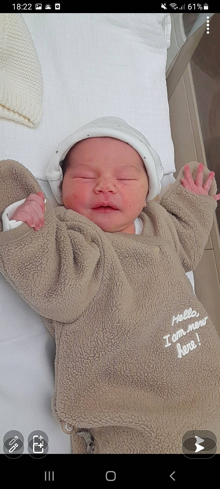 Maïra participe au concours pour gagner de l'argent avec cette photo : baby, baby_products, baby_sleeping, baby_toddler_clothing, cap, cheek, child, chin, comfort, facial_expression, headgear, headwear, linens, mouth, nose, outerwear, person, pink, skin, sleeve