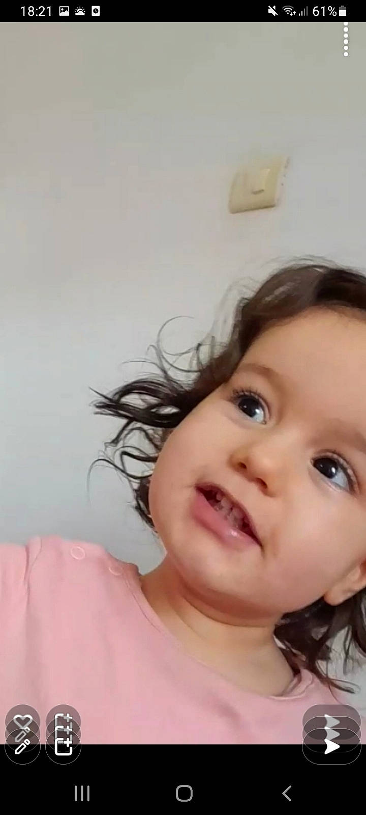 Amélia participe au concours pour gagner de l'argent avec cette photo : baby, blond, cheek, ear, eyelash, forehead, fun, gesture, happy, iris, jaw, lip, mouth, neck, nose, person, skin, smile, throat, toddler