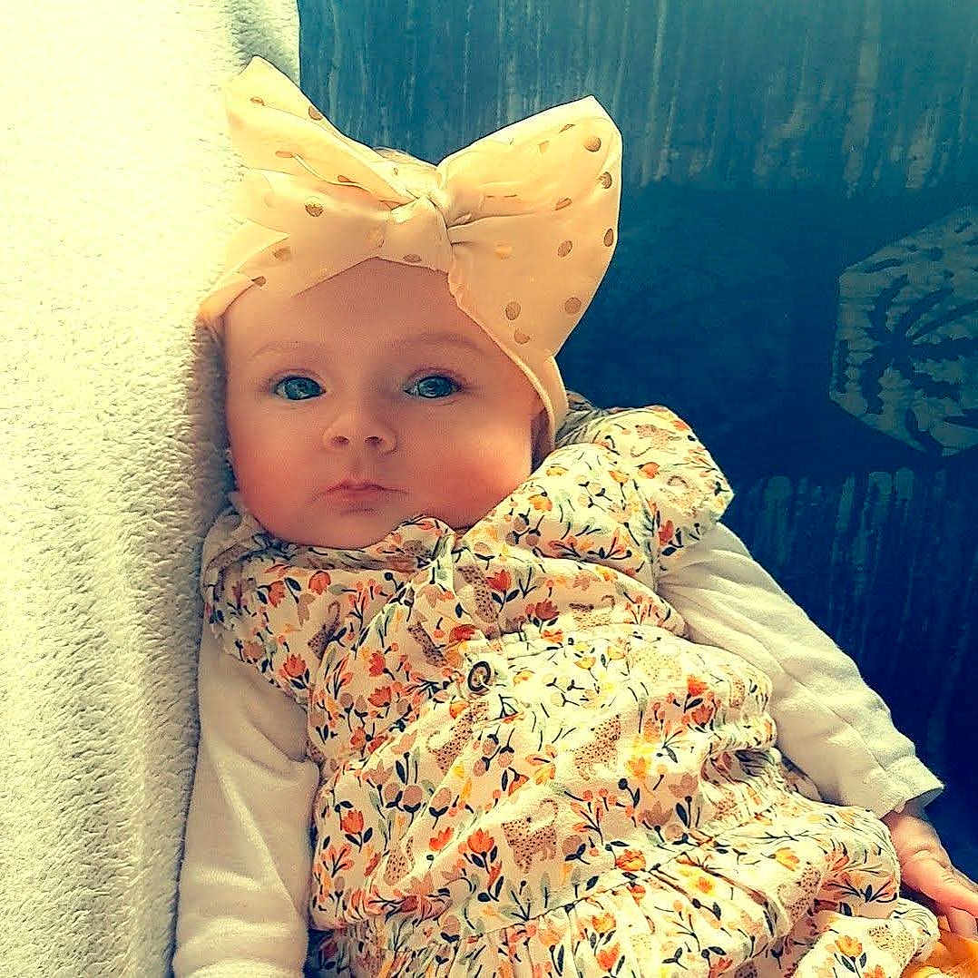 Jade participe au concours pour gagner de l'argent avec cette photo : adorable, baby, bow, child, clothing, comfortable, cute, eyes, face, fashion, floral_pattern, headband, indoors, infant, person, polka_dot, portrait, sitting, soft_texture, young