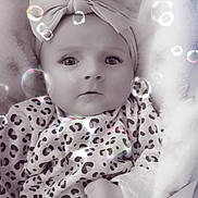 Jade a rejoint le concours — aidez-le/la à gagner de superbes lots ! baby, child, headband, bow, leopard_print, blanket, bubbles, infant, clothing, cute, face, portrait, soft_texture, young_child, sitting, looking_up, indoors, cozy, expression, wrapped
