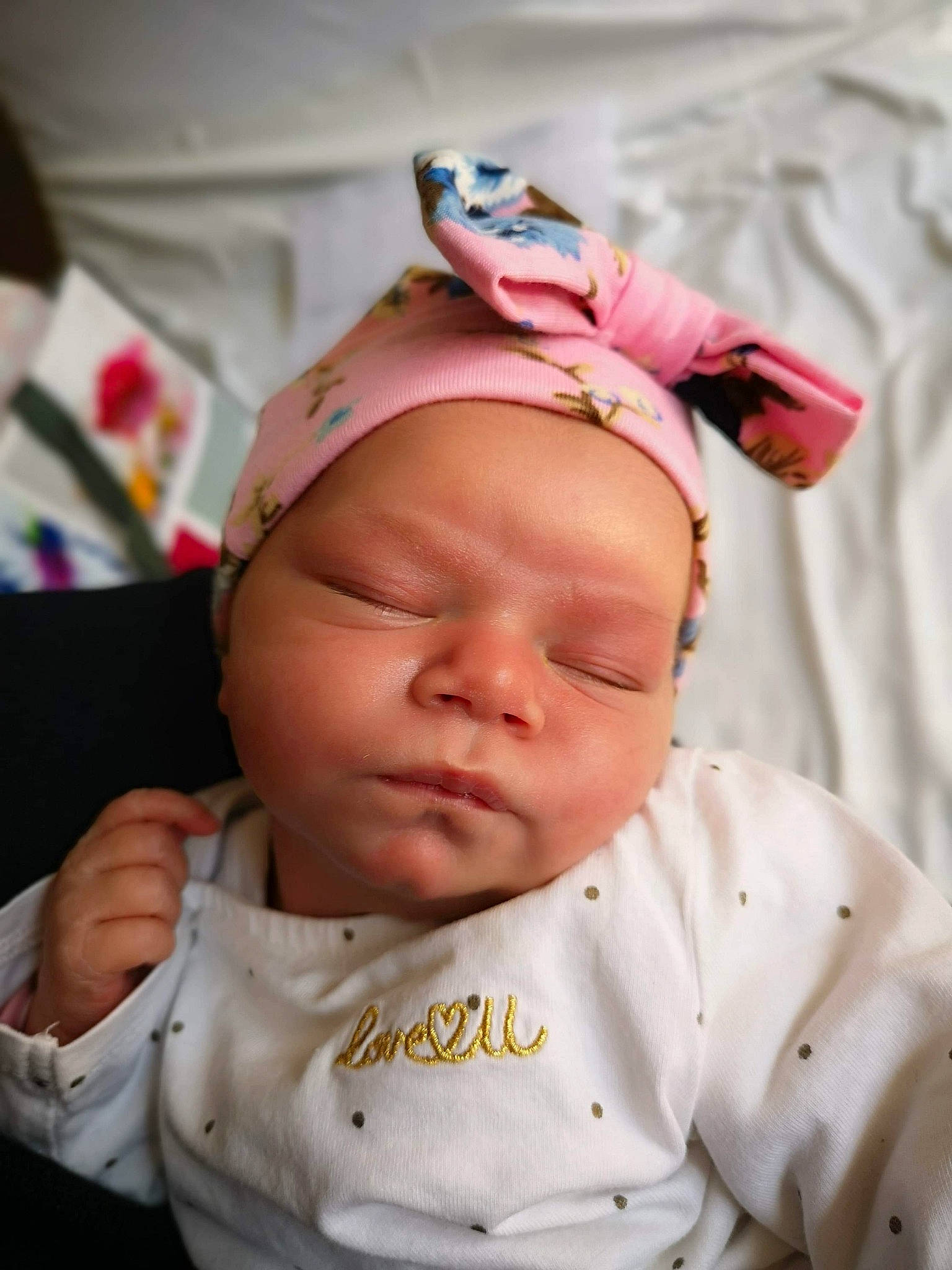 Yllina participe au concours pour gagner de l'argent avec cette photo : baby, birth, cheek, child, ear, fashion_accessory, forehead, hair_accessory, head, headband, headgear, person, pink, skin, toddler