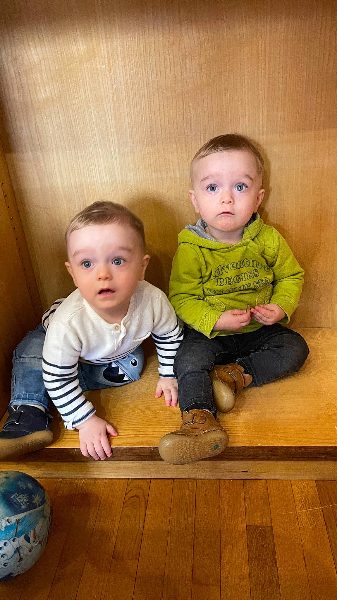 Mattia Naël a rejoint le concours — aidez-le/la à gagner de superbes lots ! baby, baby_toddler_clothing, blue, cheek, child, eye, face, floor, flooring, fun, hairstyle, happy, hardwood, head, person, skin, sleeve, standing, surprise, t_shirt