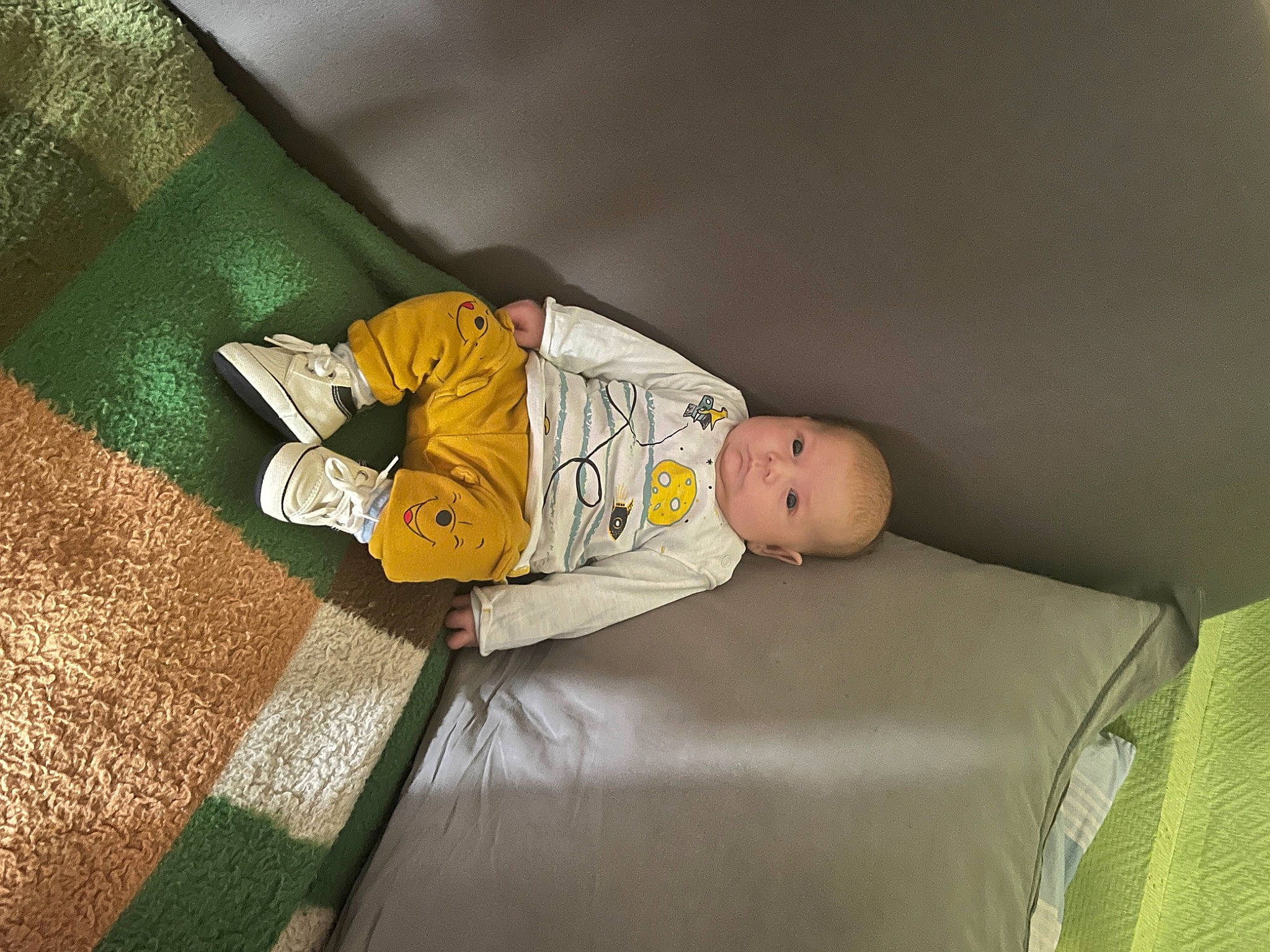 Alvaro a rejoint le concours — aidez-le/la à gagner de superbes lots ! baby, baby_sleeping, baby_toddler_clothing, bed, bed_sheet, bedding, bedroom, bedtime, child, comfort, couch, flooring, linens, person, pillow, room, sitting, throw_pillow, tints_and_shades, toddler