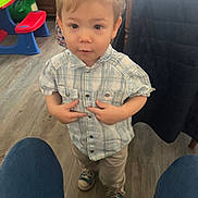 Alvaro a rejoint le concours — aidez-le/la à gagner de superbes lots ! blue, casual, child, curious, dinosaur_toy, flooring, furniture, green, home, indoor, pants, person, plaid_shirt, pointing, short_sleeves, sneakers, toddler, toy, wood_floor, young_child
