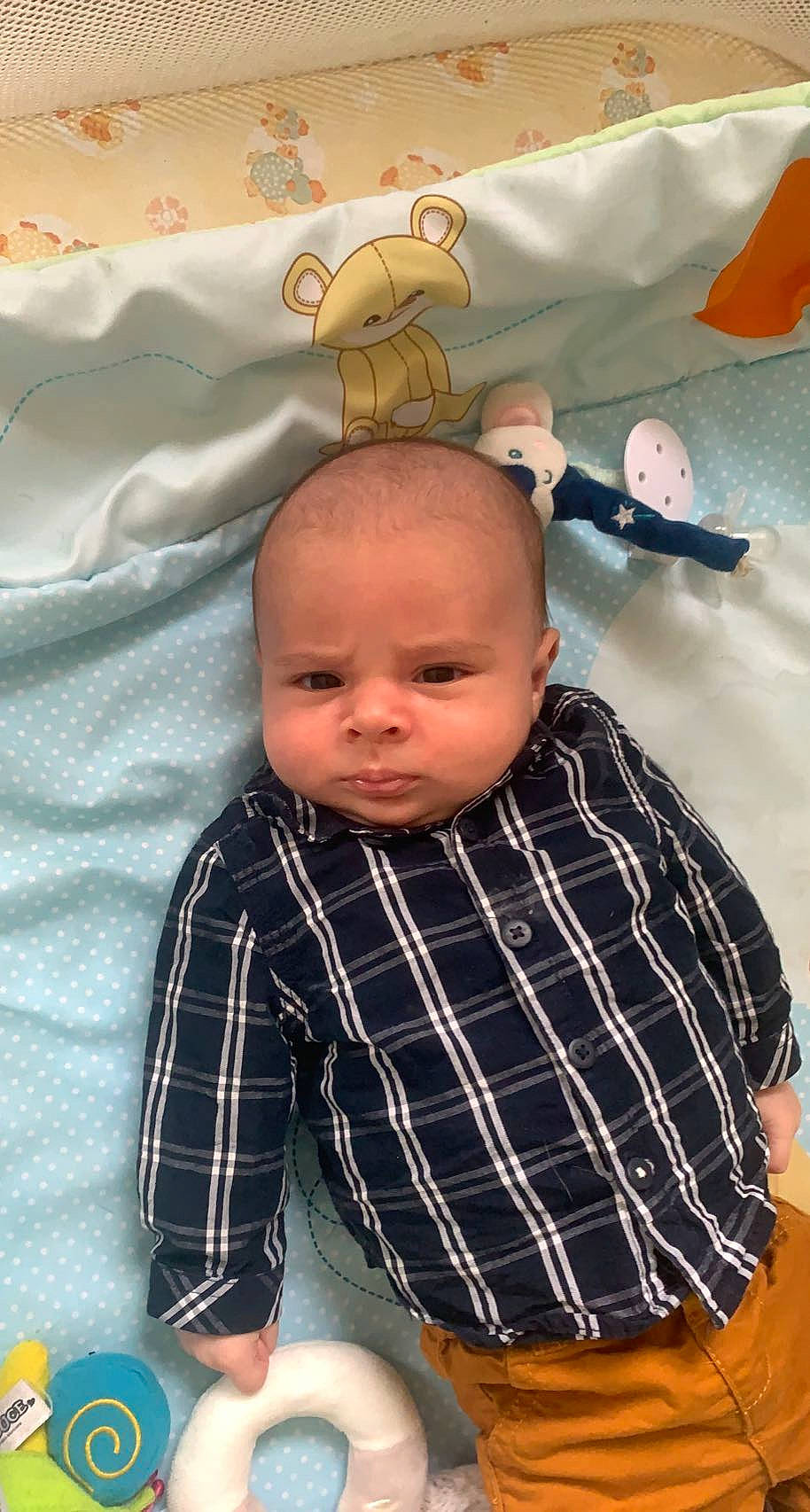 Tyler participe au concours pour gagner de l'argent avec cette photo : baby, baby_toddler_clothing, cheek, child, comfort, flooring, fun, happy, linens, pattern, person, plaid, room, skin, sleeve, t_shirt, tartan, textile, toddler, white