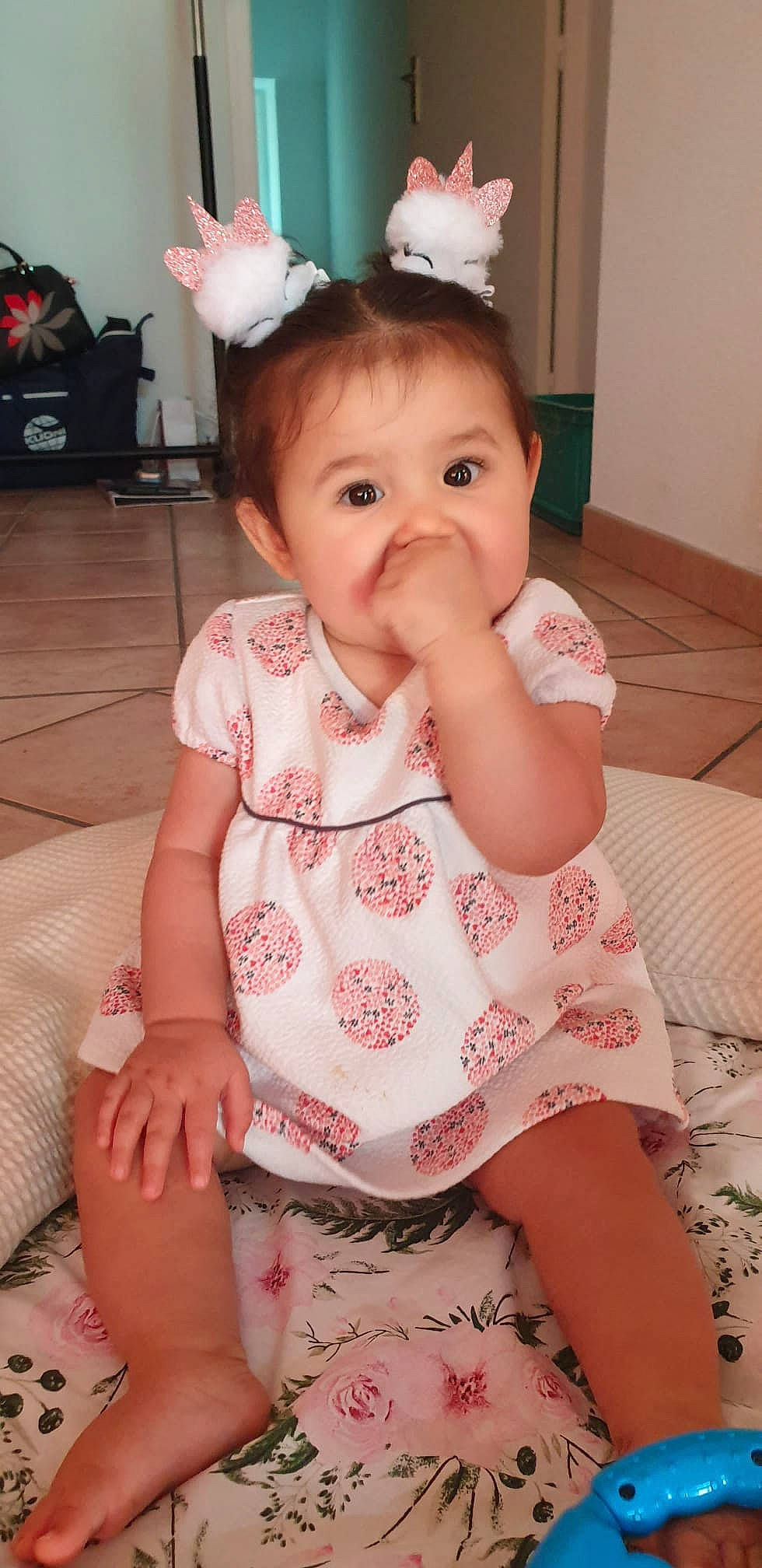 Eva participe au concours pour gagner de l'argent avec cette photo : baby, baby_toddler_clothing, cheek, child, dress, eye, facial_expression, finger, happy, iris, lip, organ, person, photograph, pink, skin, sleeve, standing, textile, toddler