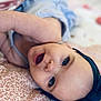 Soha a rejoint le concours — aidez-le/la à gagner de superbes lots ! baby, child, headband, blue, blanket, pattern, face, smiling, happy, infant, cute, lying_down, skin, eyes, mouth_open, apparel, indoor, soft_focus, portrait, young