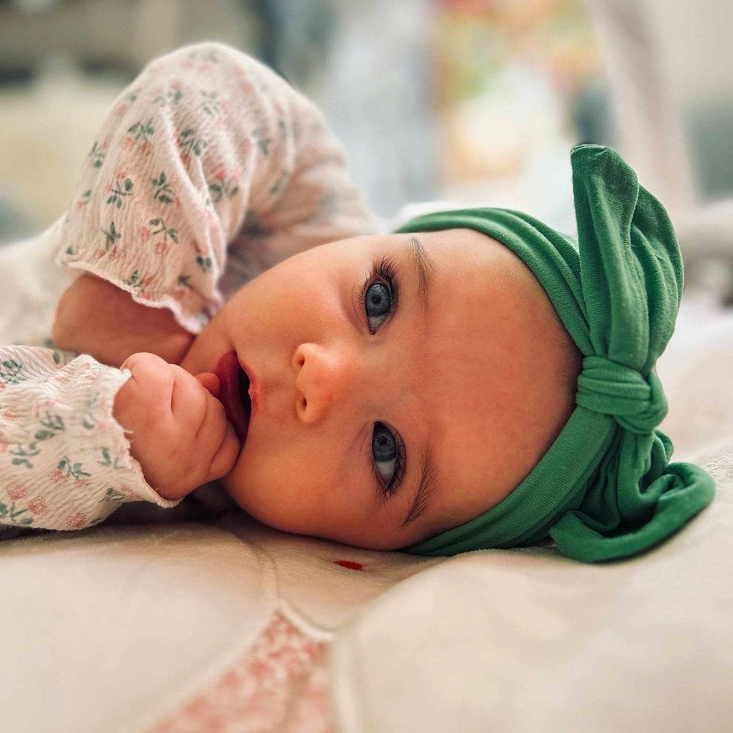 Soha a rejoint le concours — aidez-le/la à gagner de superbes lots ! baby, blue_eyes, child, close_up, cute, expression, face, floral_pattern, hand, head_wrap, headband, indoors, infant, lying_down, person, portrait, skin, sleepwear, soft_surface, young