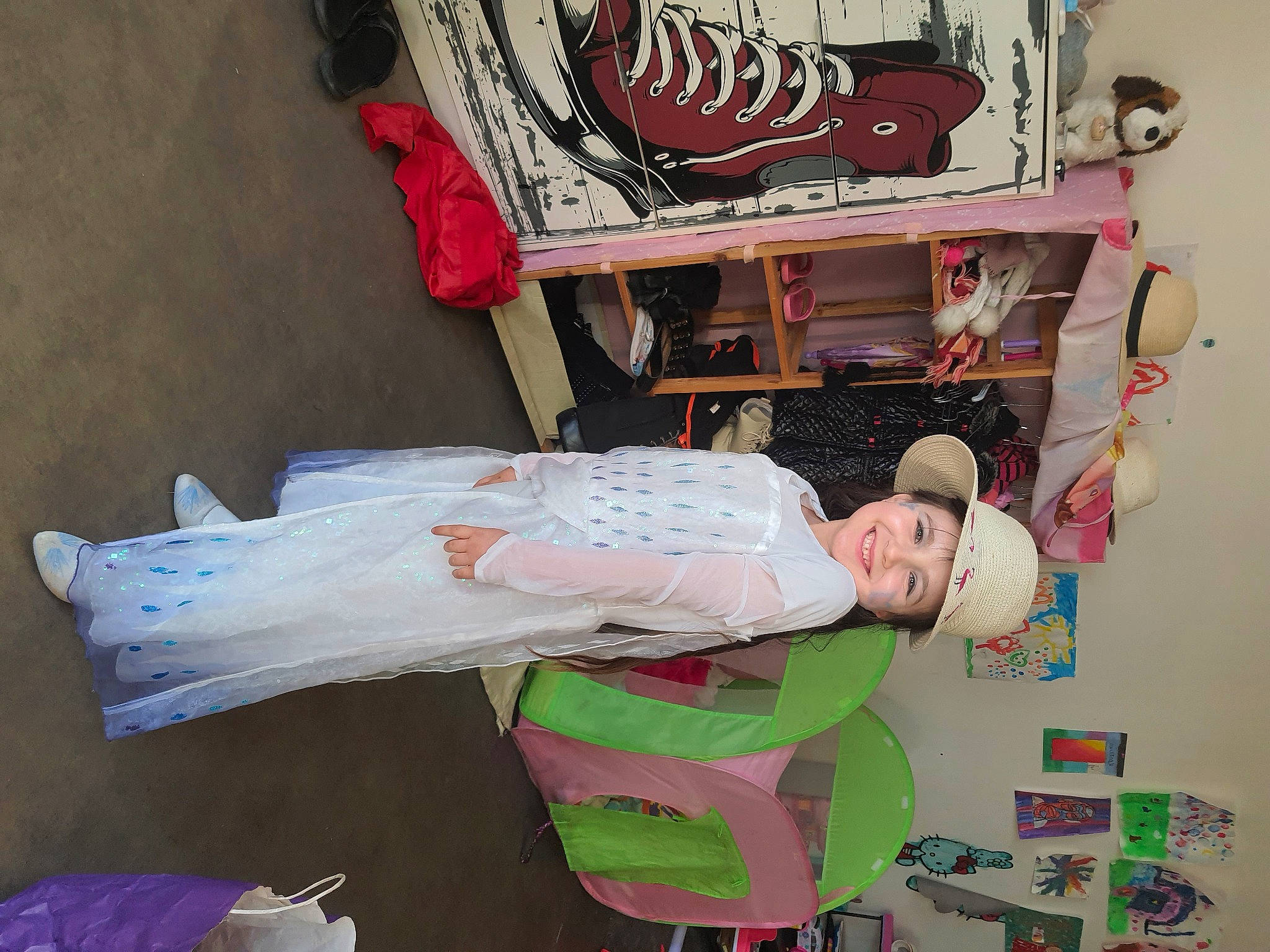 Mackenzie participe au concours pour gagner de l'argent avec cette photo : art, carmine, closet, clothes_hanger, headwear, joy, outdoor_shoe, peach, person, room, shelf, shelving, smile, textile, visual_arts, walking_shoe