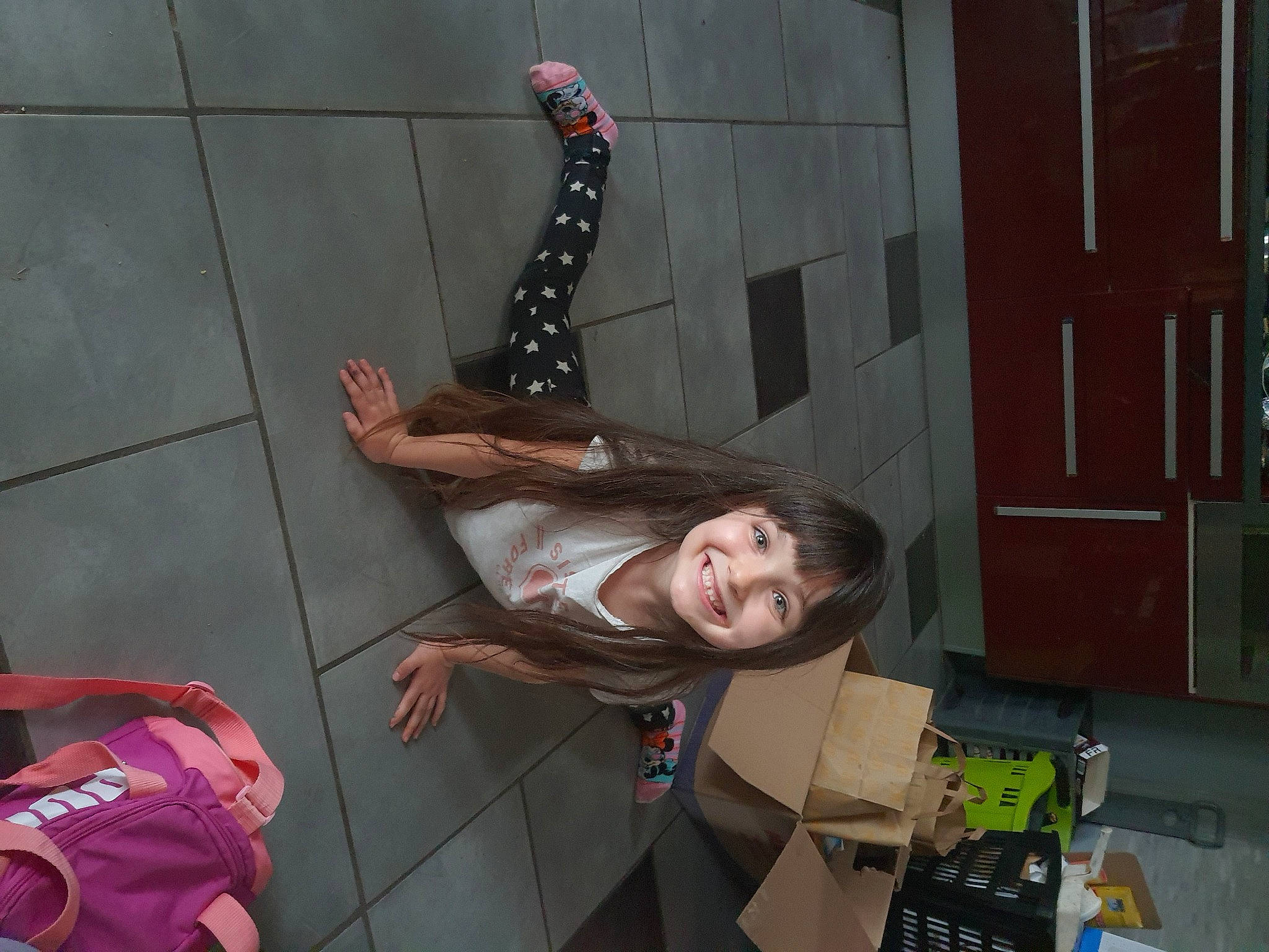 Mackenzie participe au concours pour gagner de l'argent avec cette photo : backpack, bag, design, door, elbow, event, flesh, fun, gesture, happy, human_leg, joy, luggage_and_bags, person, room, smile, tableware