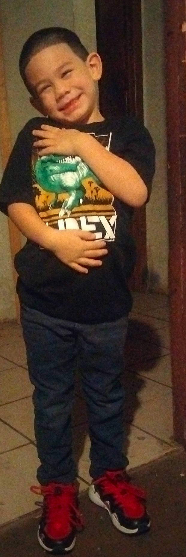 Julian is registered to the contest to win money with this photo: elbow, finger, flooring, fun, gesture, hand, hardwood, human_leg, joint, joy, musical_instrument, nail, person, shoulder, sleeve, sportswear, t_shirt, thigh, thumb, waist