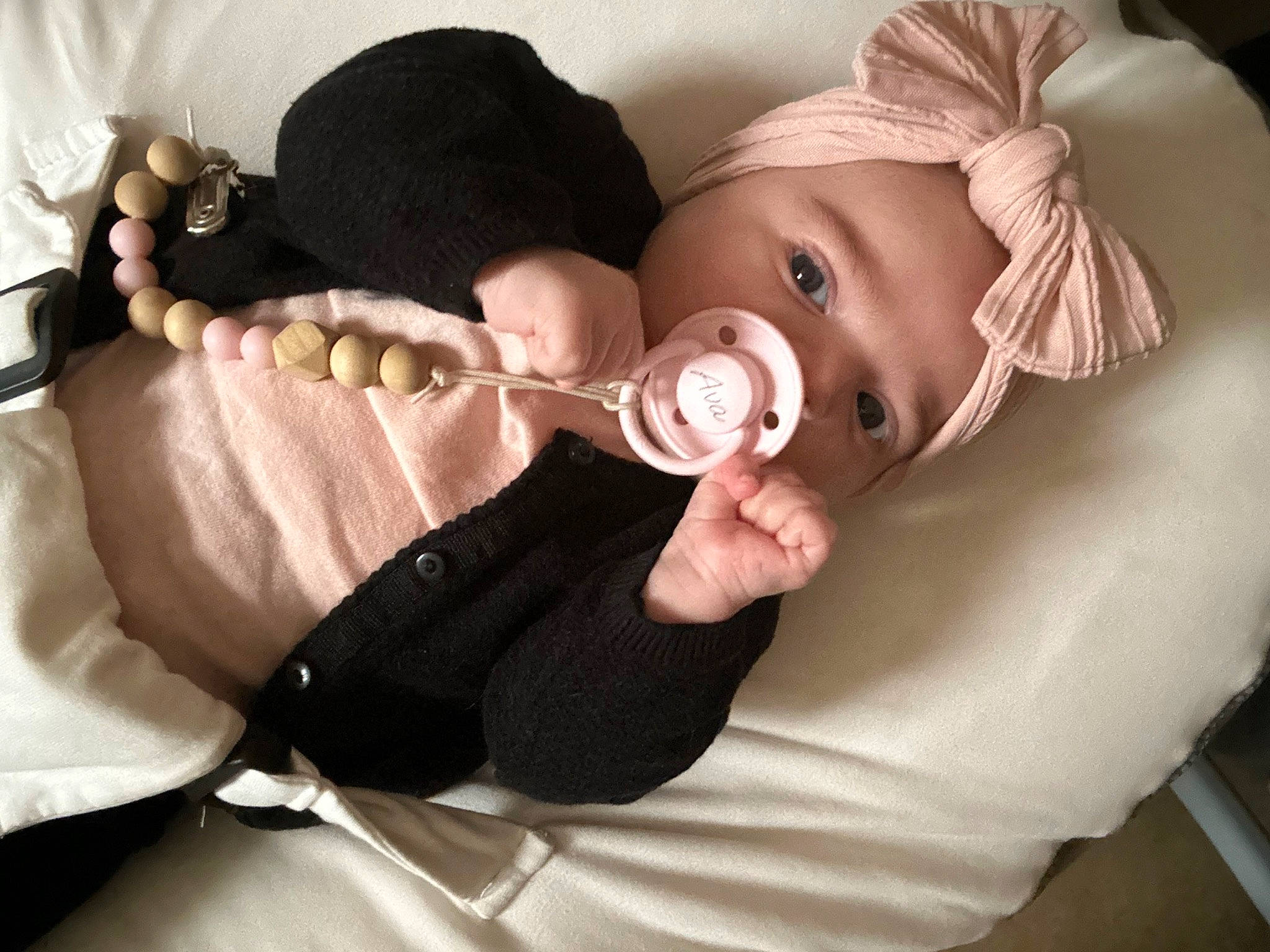 Ava a rejoint le concours — aidez-le/la à gagner de superbes lots ! baby, baby_safety, baby_sleeping, baby_toddler_clothing, child, comfort, ear, eye, eyelash, fashion_accessory, hair_accessory, headgear, human_body, jewellery, linens, person, sitting, skin, sleeve, toddler