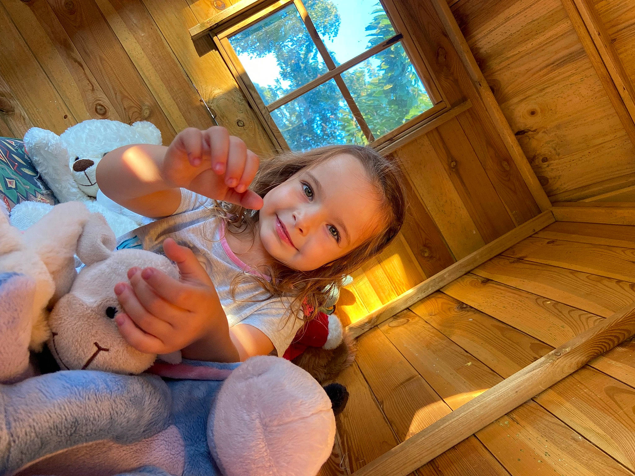 Bella a rejoint le concours — aidez-le/la à gagner de superbes lots ! abdomen, child, comfort, eye, flooring, fun, happy, hardwood, human_leg, joy, leg, leisure, person, sitting, smile, thigh, toddler, toy, varnish, window