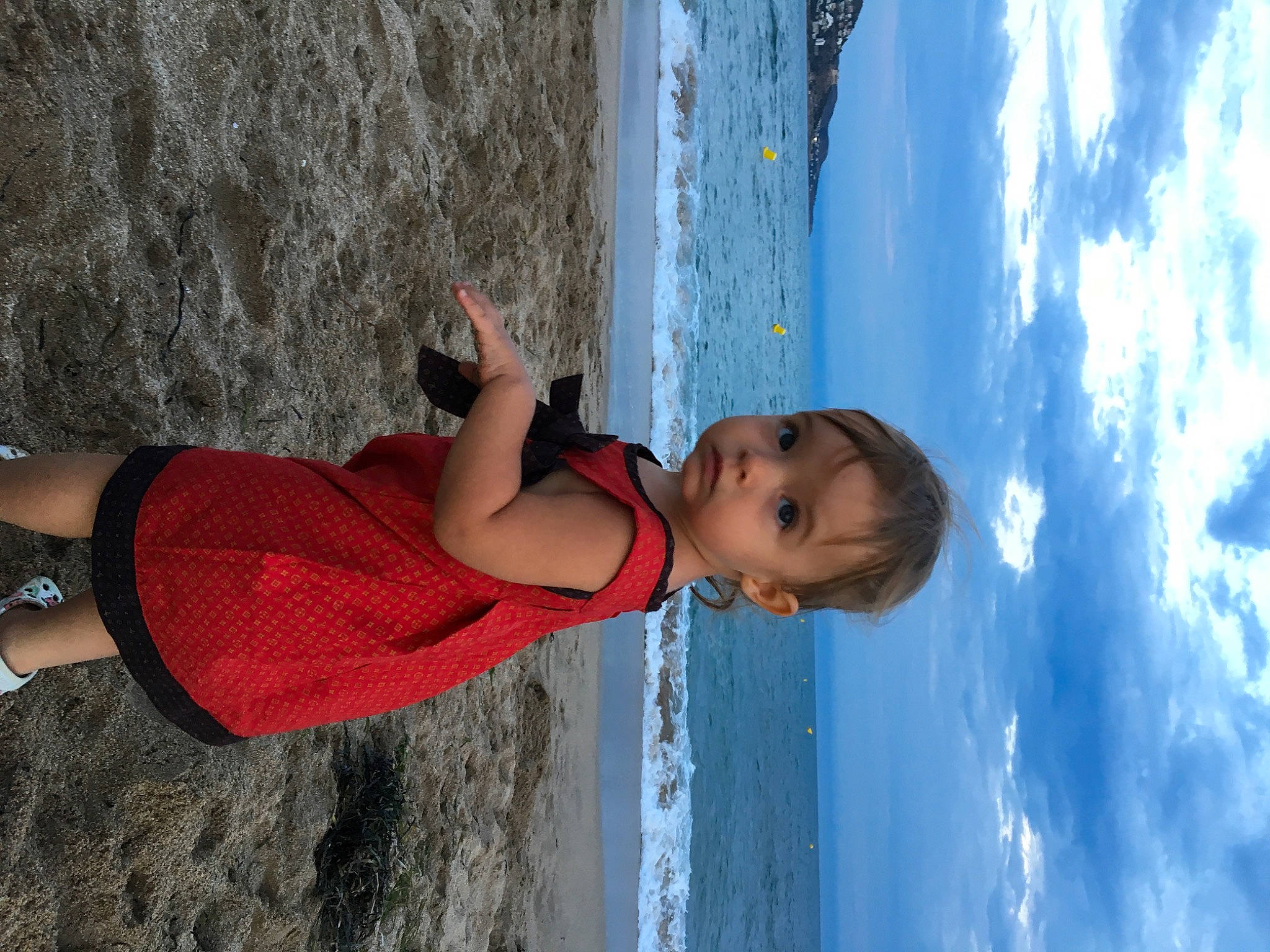 Bella participe au concours pour gagner de l'argent avec cette photo : arm, azure, beach, beauty, blue, cloud, elbow, electric_blue, flash_photography, fun, happy, human_leg, leisure, people_in_nature, person, sky, smile, thigh, toddler, water