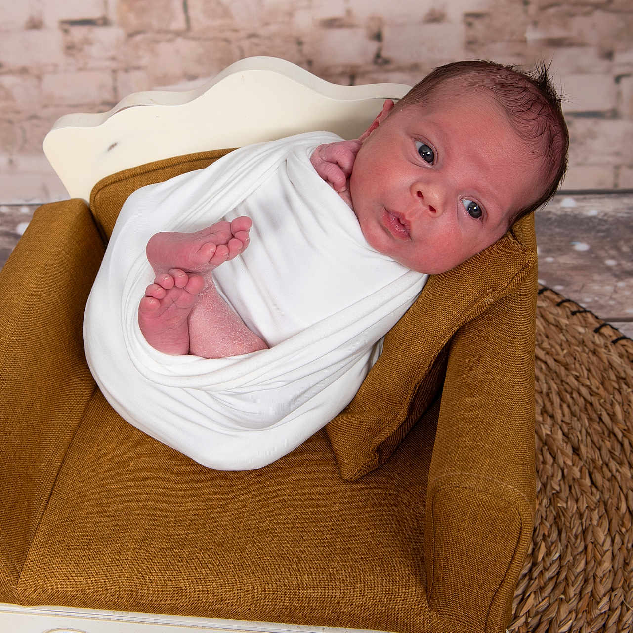 Liam a rejoint le concours — aidez-le/la à gagner de superbes lots ! armchair, baby, blanket, child, cozy, curious, cute, expression, face, feet, furniture, head, indoor, infant, newborn, portrait, pose, skin, small, wrapped