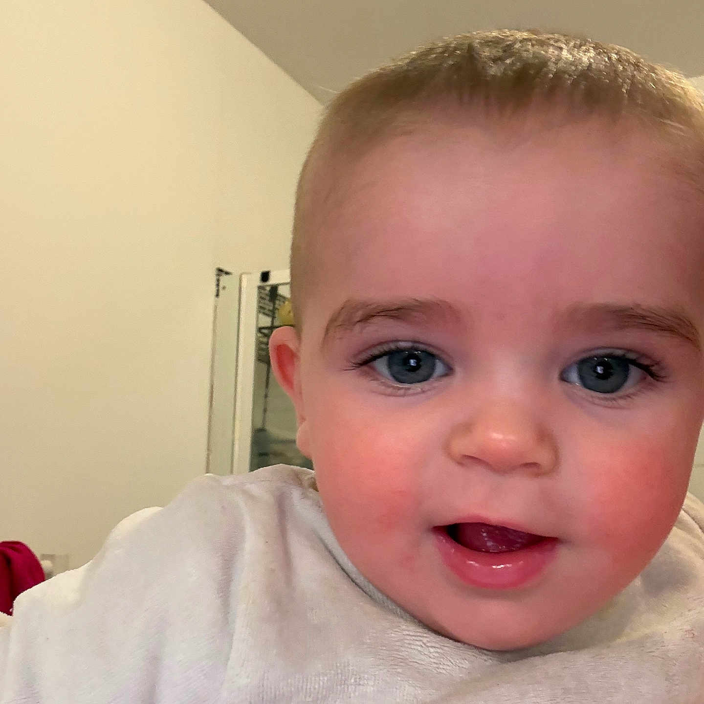 Sandro participe au concours pour gagner de l'argent avec cette photo : baby, child, face, blue_eyes, rosy_cheeks, white_clothing, indoor, portrait, close_up, happy, young_child, infant, curious, cute, smiling, person, skin, head, expression, baby_girl