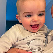 Sandro a rejoint le concours — aidez-le/la à gagner de superbes lots ! baby, child, smiling, face, blue_background, hand, panda_print, clothing, long_sleeve, happy, indoor, person, cute, infant, skin, eyelashes, cheeks, nails, expression, portrait