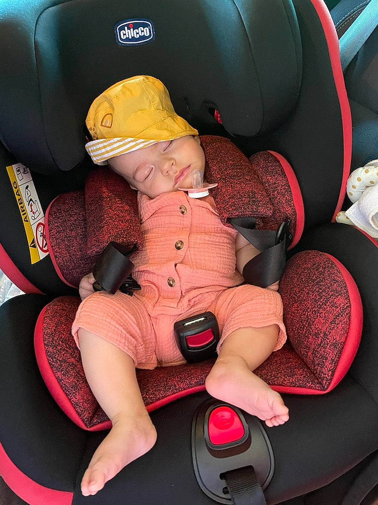Enalya participe au concours pour gagner de l'argent avec cette photo : auto_part, automotive_design, automotive_wheel_system, baby, baby_carriage, baby_in_car_seat, baby_sleeping, baby_toddler_clothing, car_seat, car_seat_cover, comfort, family_car, head_restraint, headwear, lap, leg, motor_vehicle, person, steering_wheel, thigh