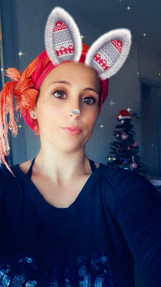 Lya a rejoint le concours — aidez-le/la à gagner de superbes lots ! beauty, brown_hair, costume, ear, eye, face, fashion_accessory, fun, girl, hair_accessory, hair_coloring, hairstyle, head, headgear, headwear, human_hair_color, organ, person, red, skin