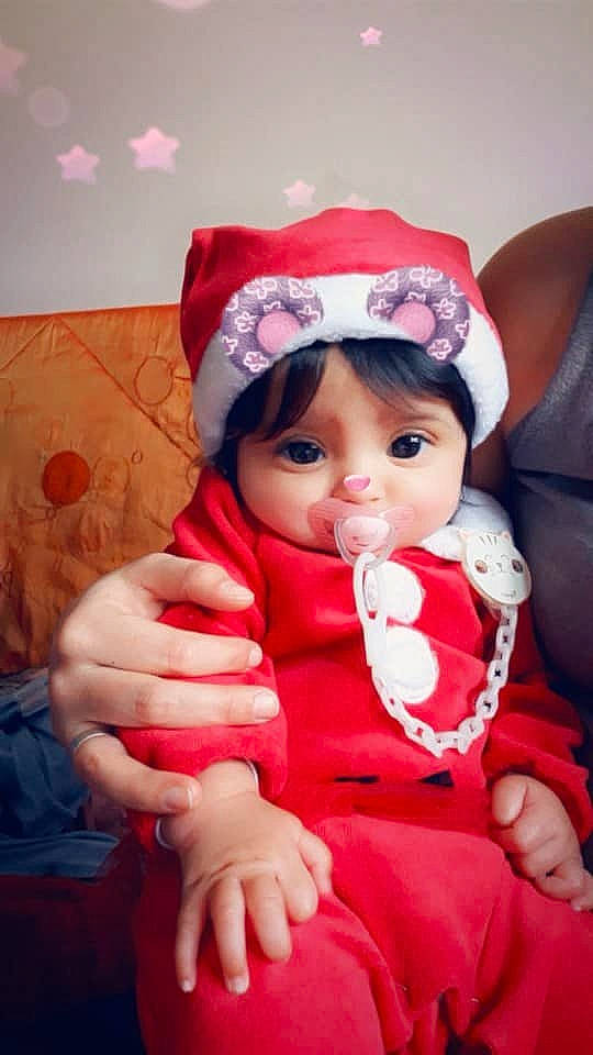 Lya a rejoint le concours — aidez-le/la à gagner de superbes lots ! cheek, child, doll, girl, hair_accessory, headgear, infant, person, pink, product, red, skin, smile, textile, toddler