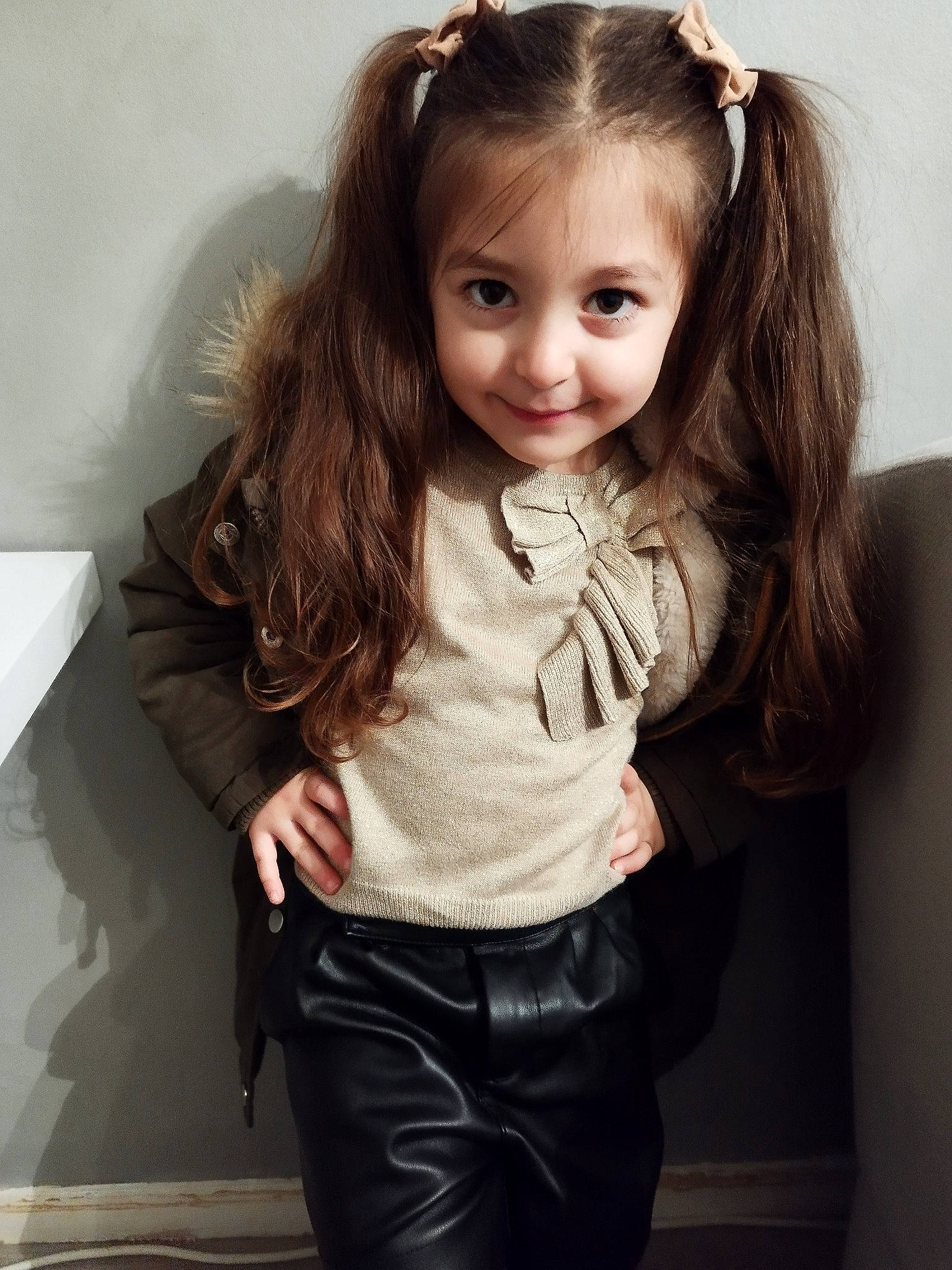 Lina a rejoint le concours — aidez-le/la à gagner de superbes lots ! chin, cool, elbow, eyebrow, eyelash, flash_photography, gesture, hair, hand, happy, head, human_body, iris, joy, lip, neck, organ, person, skin, sleeve