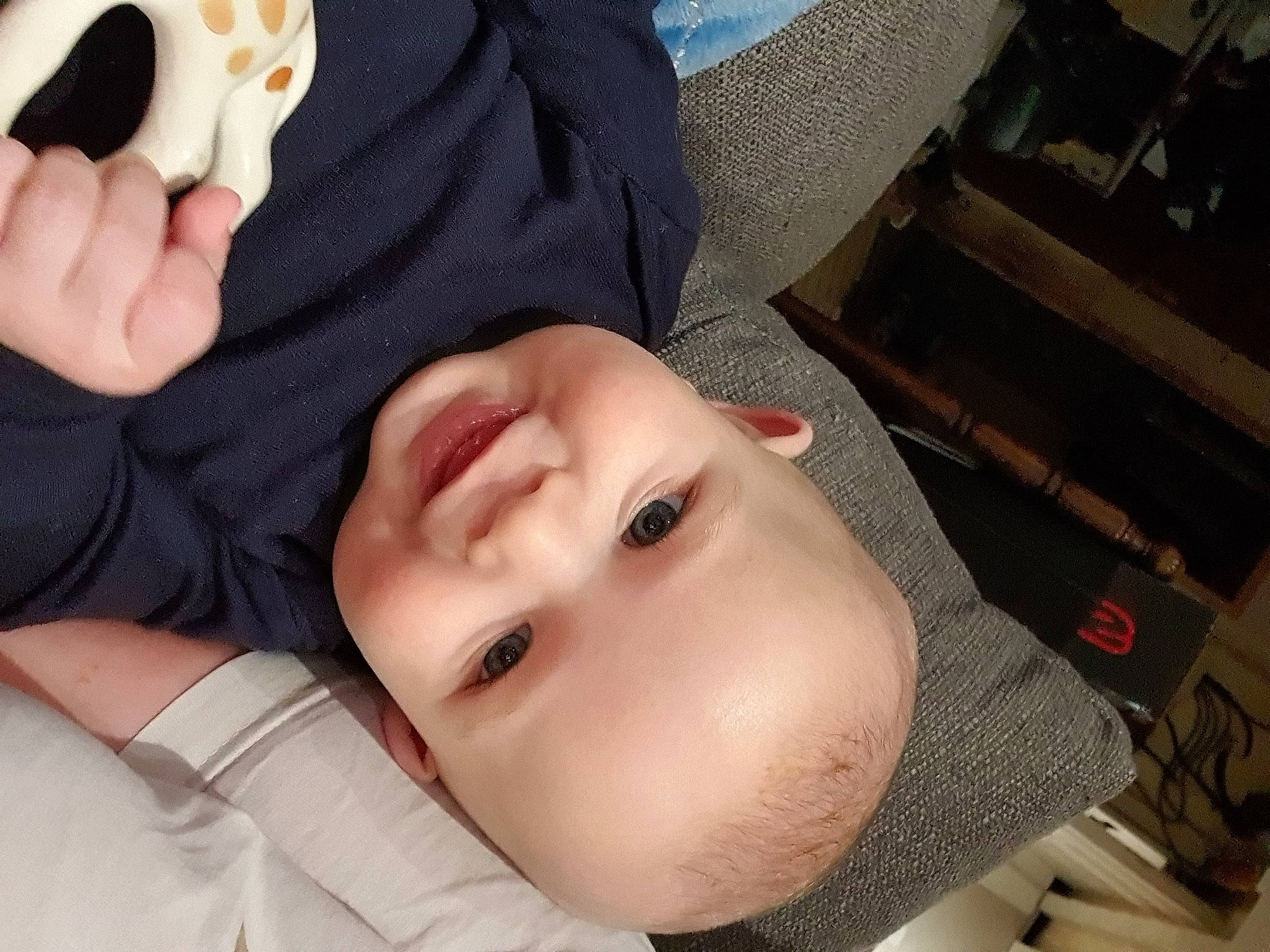 Gautier participe au concours pour gagner de l'argent avec cette photo : baby, baby_toddler_clothing, cheek, child, comfort, eyelash, finger, gesture, happy, jaw, lip, mouth, nail, neck, nose, organ, person, skin, smile, thumb