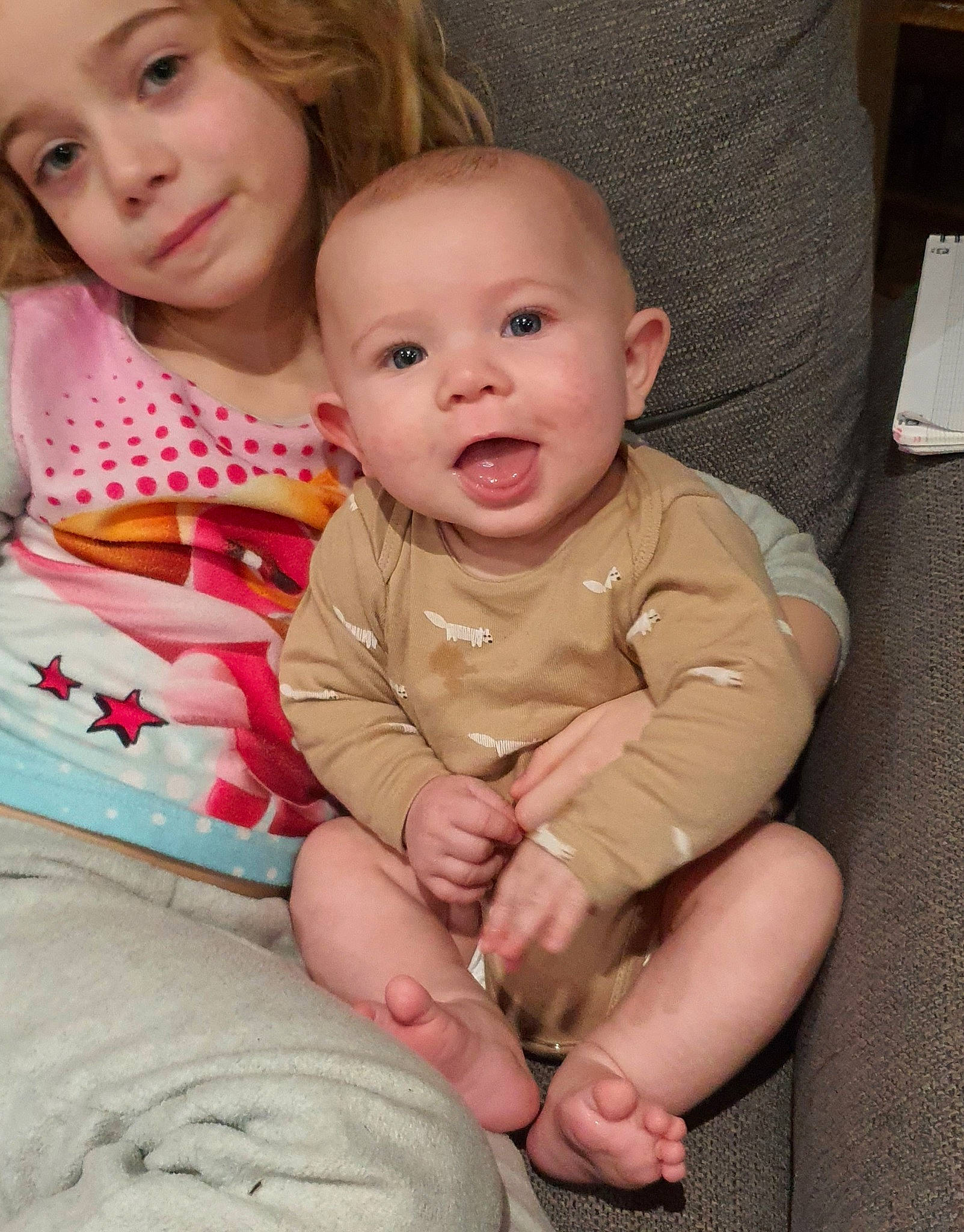 Gautier participe au concours pour gagner de l'argent avec cette photo : baby_toddler_clothing, cheek, chin, dress, eye, face, finger, hair, happy, head, headwear, human_body, iris, lip, mouth, nose, person, pink, product, skin