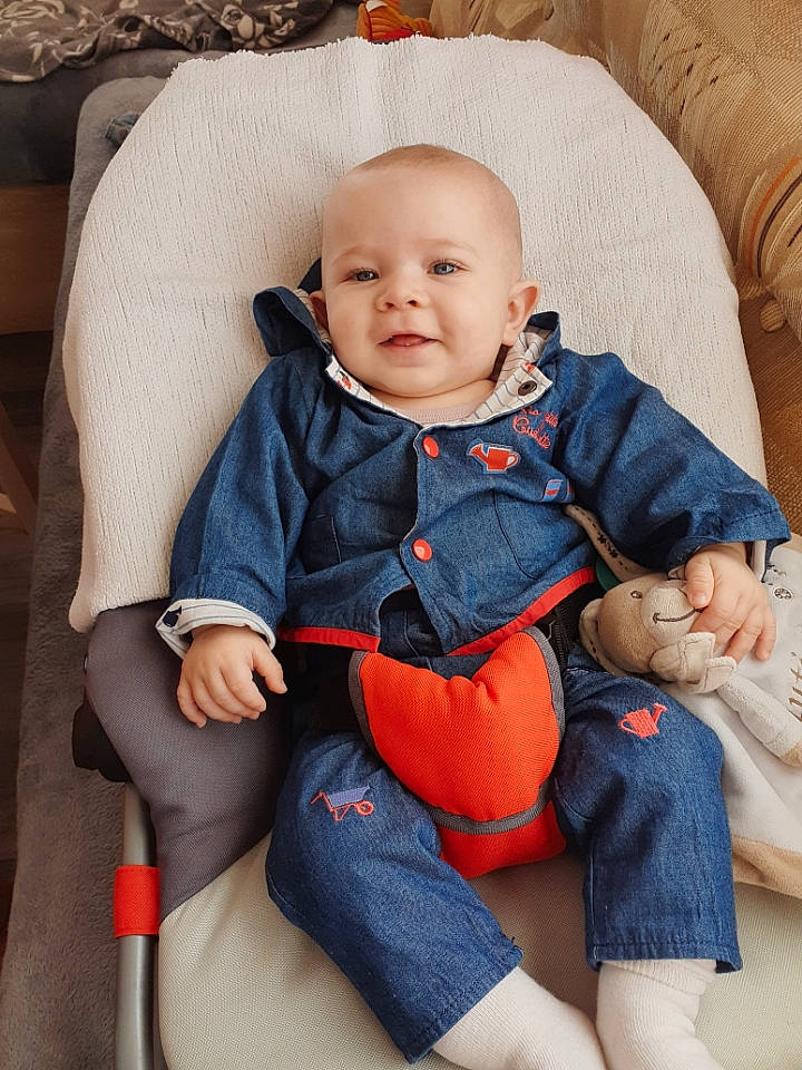 Gautier a rejoint le concours — aidez-le/la à gagner de superbes lots ! baby, baby_carriage, baby_toddler_clothing, car_seat, chair, cheek, chin, comfort, electric_blue, face, finger, head, lap, outerwear, person, seat_belt, skin, sleeve, smile, textile