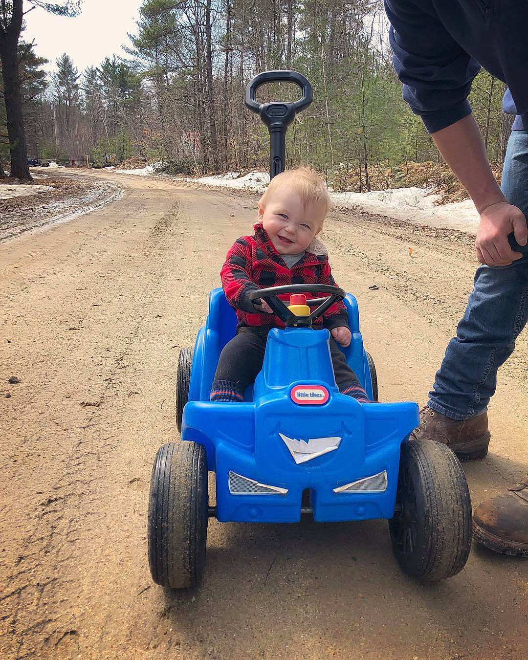 Eben is registered to the contest to win money with this photo: car, go_kart, joy, land_vehicle, person, play, riding_toy, toddler, vehicle