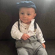 Ezyo a rejoint le concours — aidez-le/la à gagner de superbes lots ! baby, cap, casual, child, clothing, couch, cute, face, fashion, hat, indoor, pants, person, portrait, seated, shirt, sitting, smiling, suspenders, young