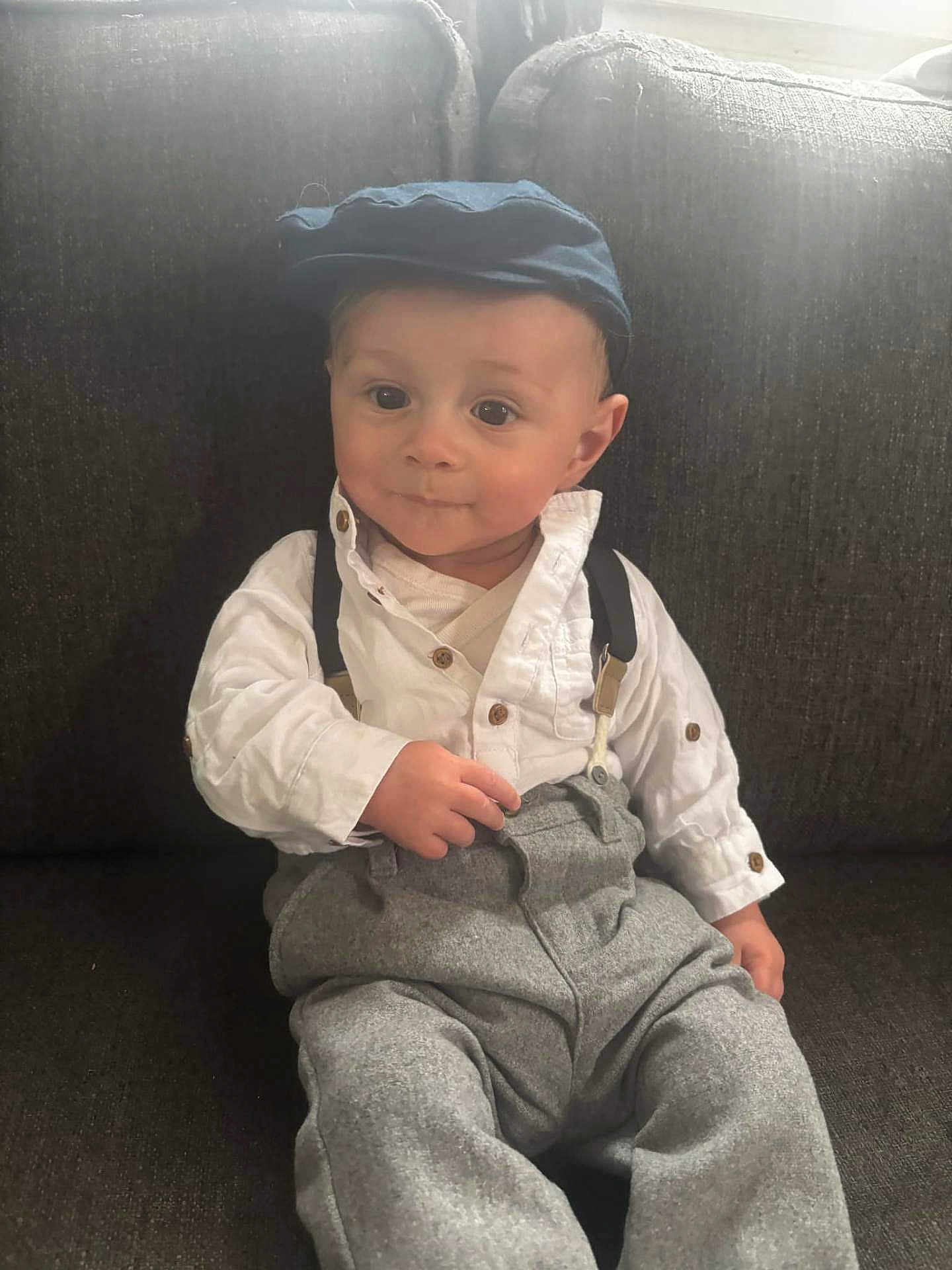 Ezyo a rejoint le concours — aidez-le/la à gagner de superbes lots ! baby, cap, casual, child, clothing, couch, cute, face, fashion, hat, indoor, pants, person, portrait, seated, shirt, sitting, smiling, suspenders, young