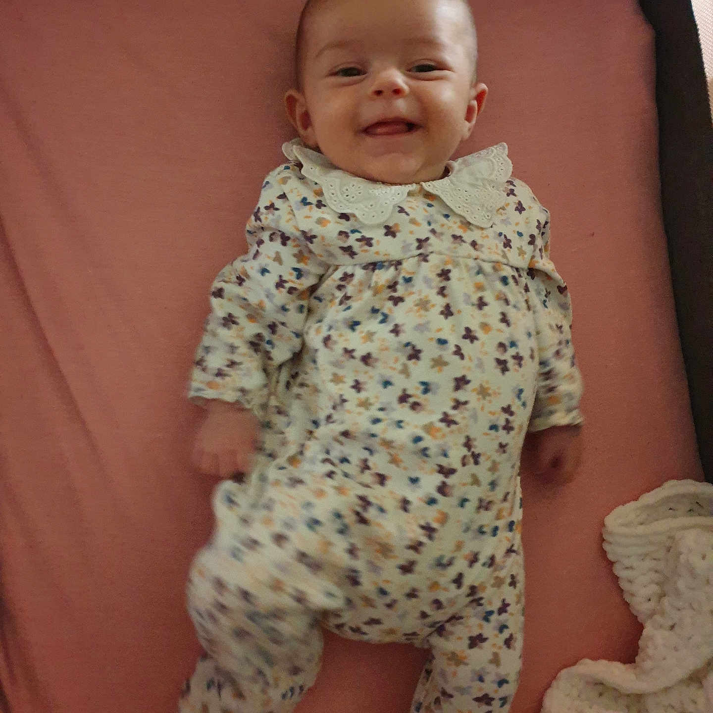 Ambre participe au concours pour gagner de l'argent avec cette photo : baby, bed, blanket, clothing, couch, crib, dress, face, furniture, happy, head, infantbed, newborn, pajamas, pants, person, photography, portrait, quilt, smile