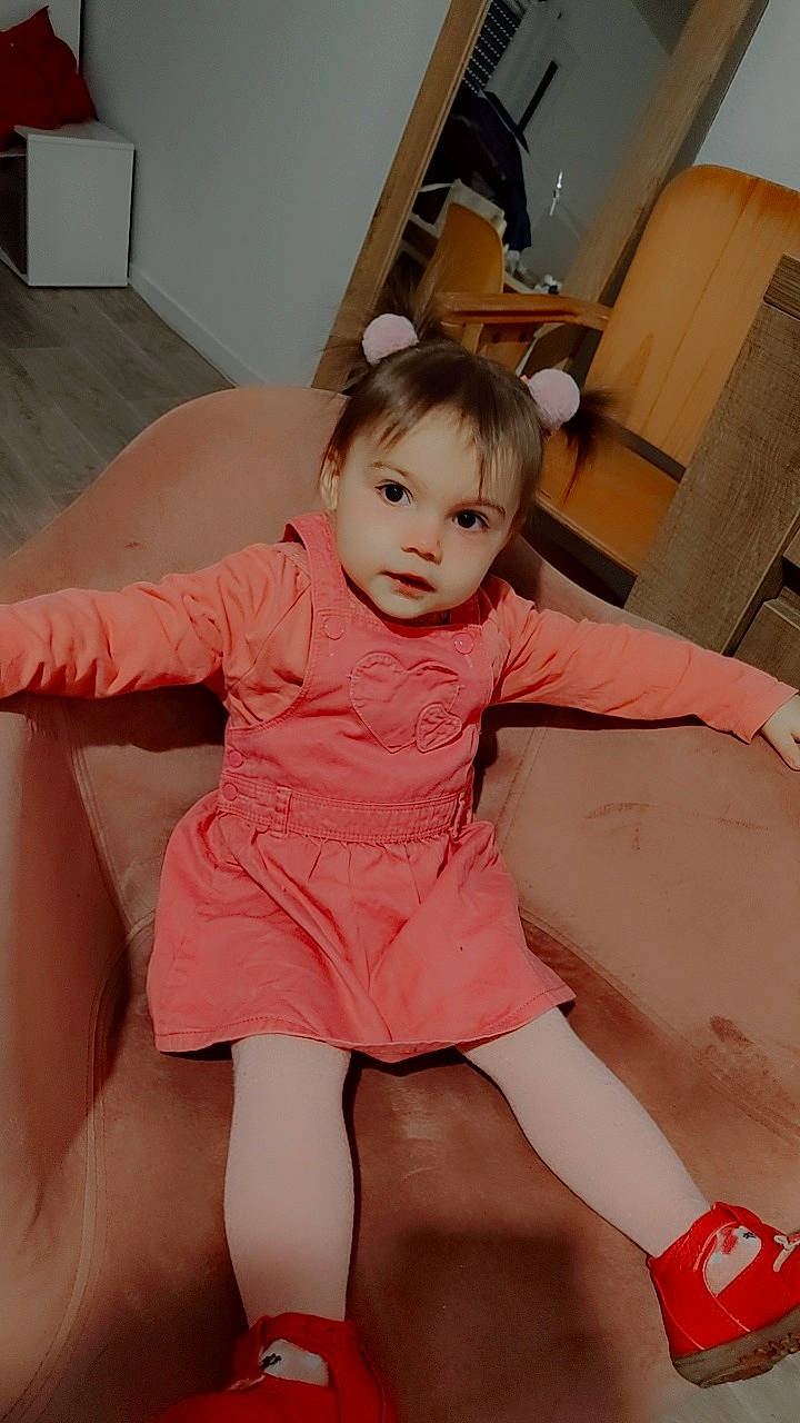 Viktoire participe au concours pour gagner de l'argent avec cette photo : abdomen, comfort, eye, finger, floor, flooring, foot, happy, human_leg, knee, leg, person, pink, skin, sleeve, textile, thigh, thumb, toddler, trunk