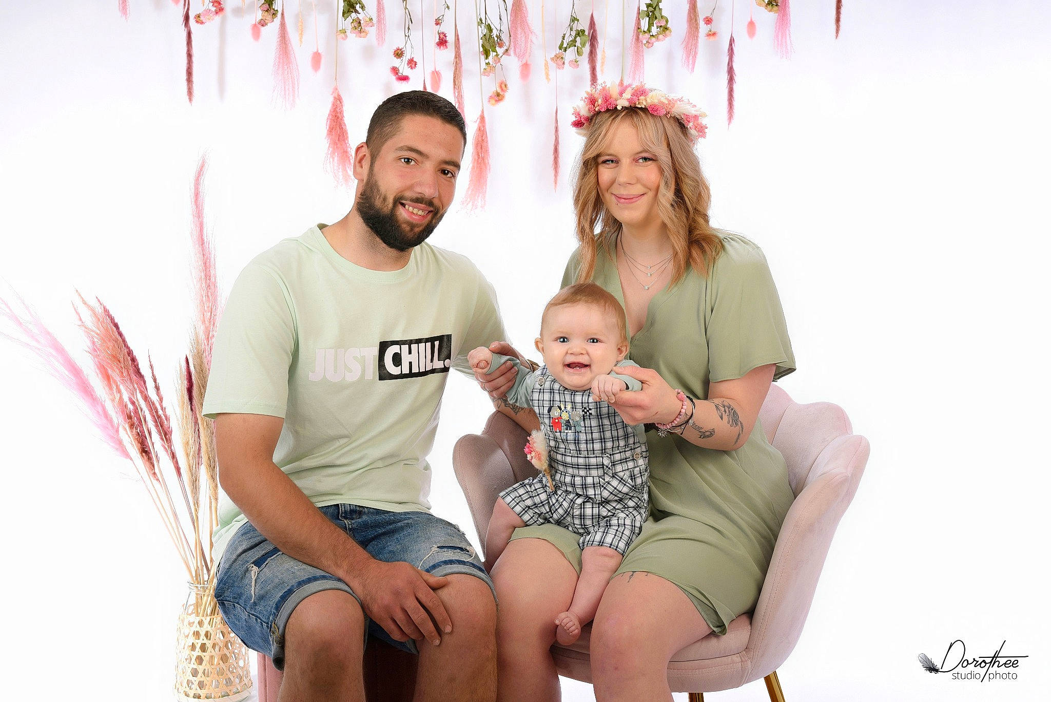 Téo a rejoint le concours — aidez-le/la à gagner de superbes lots ! beauty, comfort, curtain, event, facial_expression, family_taking_photos_together, fashion, flash_photography, fun, happy, joy, lap, leg, organ, person, pink, red, shorts, smile, t_shirt