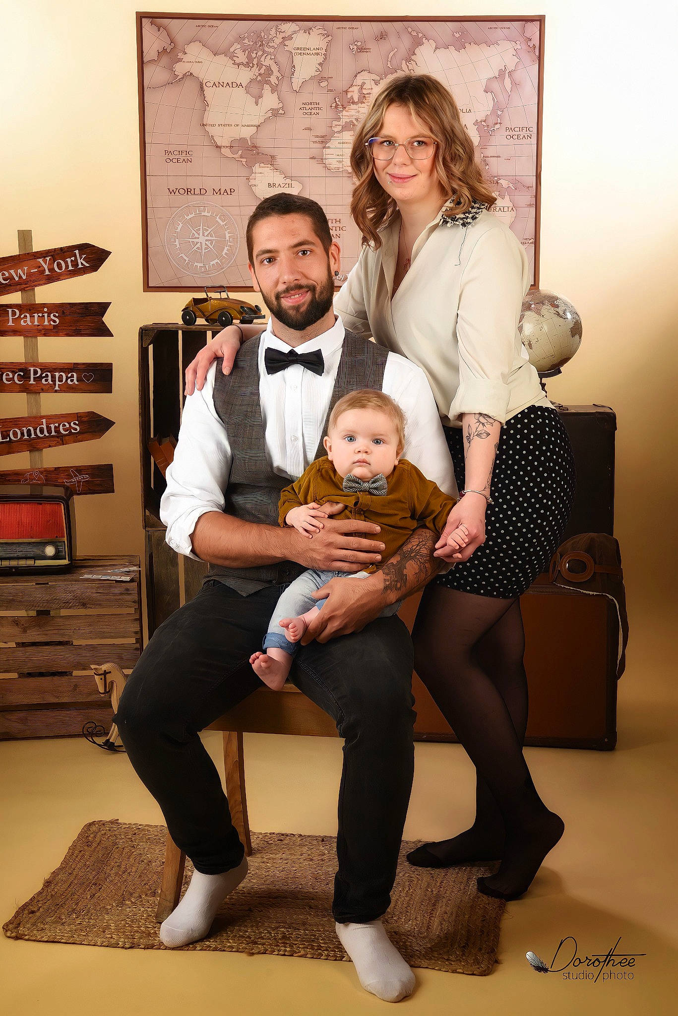 Téo participe au concours pour gagner de l'argent avec cette photo : baby, comfort, event, eyewear, fashion_design, flash_photography, fun, hairstyle, happy, human_leg, jewellery, joy, knee, people, person, picture_frame, shelf, sitting, smile, t_shirt