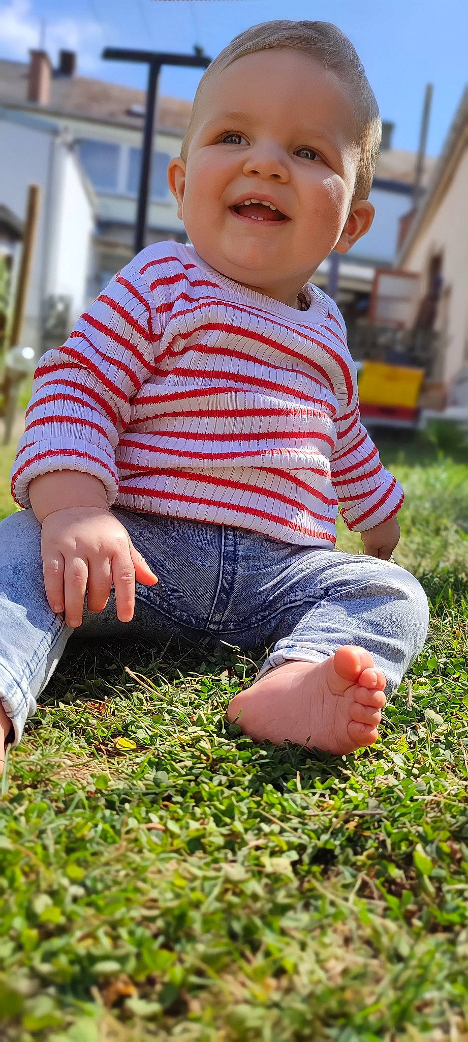 Téo participe au concours pour gagner de l'argent avec cette photo : baby_toddler_clothing, child, finger, foot, fun, grass, grass_family, happy, human_leg, joy, lawn, leaf, leg, leisure, people_in_nature, person, photograph, plant, sleeve, smile