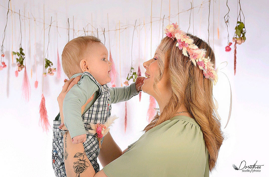 Téo a rejoint le concours — aidez-le/la à gagner de superbes lots ! baby, blond, child, event, fashion_accessory, fashion_design, fun, gesture, hair, happy, head, headpiece, jewellery, magenta, neck, pattern, person, pink, sleeve, textile