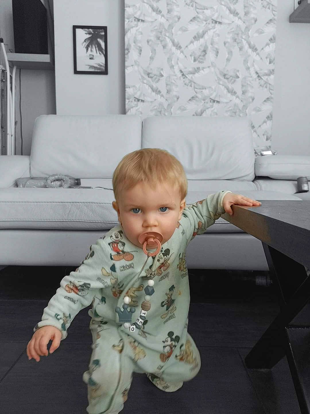 Teo a rejoint le concours — aidez-le/la à gagner de superbes lots ! baby, baby_toddler_clothing, child, comfort, couch, floor, flooring, furniture, linens, living_room, person, picture_frame, pillow, room, sitting, sleeve, studio_couch, t_shirt, table, toddler