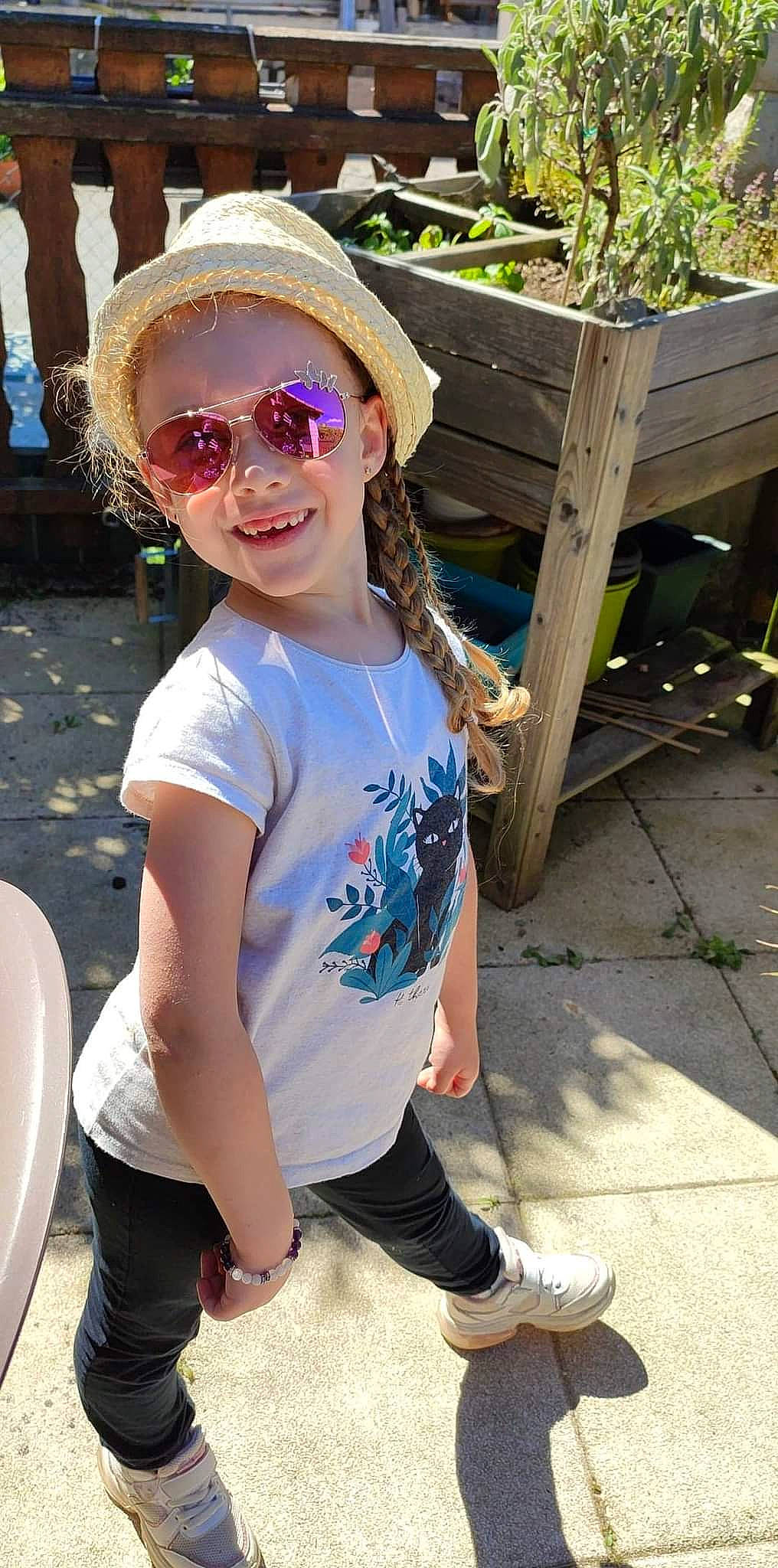 Marie participe au concours pour gagner de l'argent avec cette photo : chin, cool, eyewear, fun, glasses, goggles, hairstyle, happy, hat, joy, leisure, lip, person, photograph, plant, sleeve, smile, summer, sunglasses, vision_care