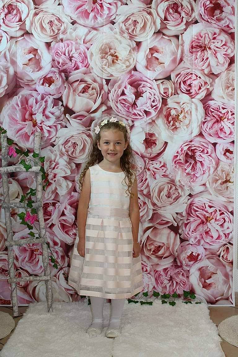 Marie participe au concours pour gagner de l'argent avec cette photo : botany, cut_flowers, decoration, dress, embellishment, flower, flower_arranging, happy, joy, magenta, pattern, peach, person, petal, pink, plant, purple, rose, sleeve, smile