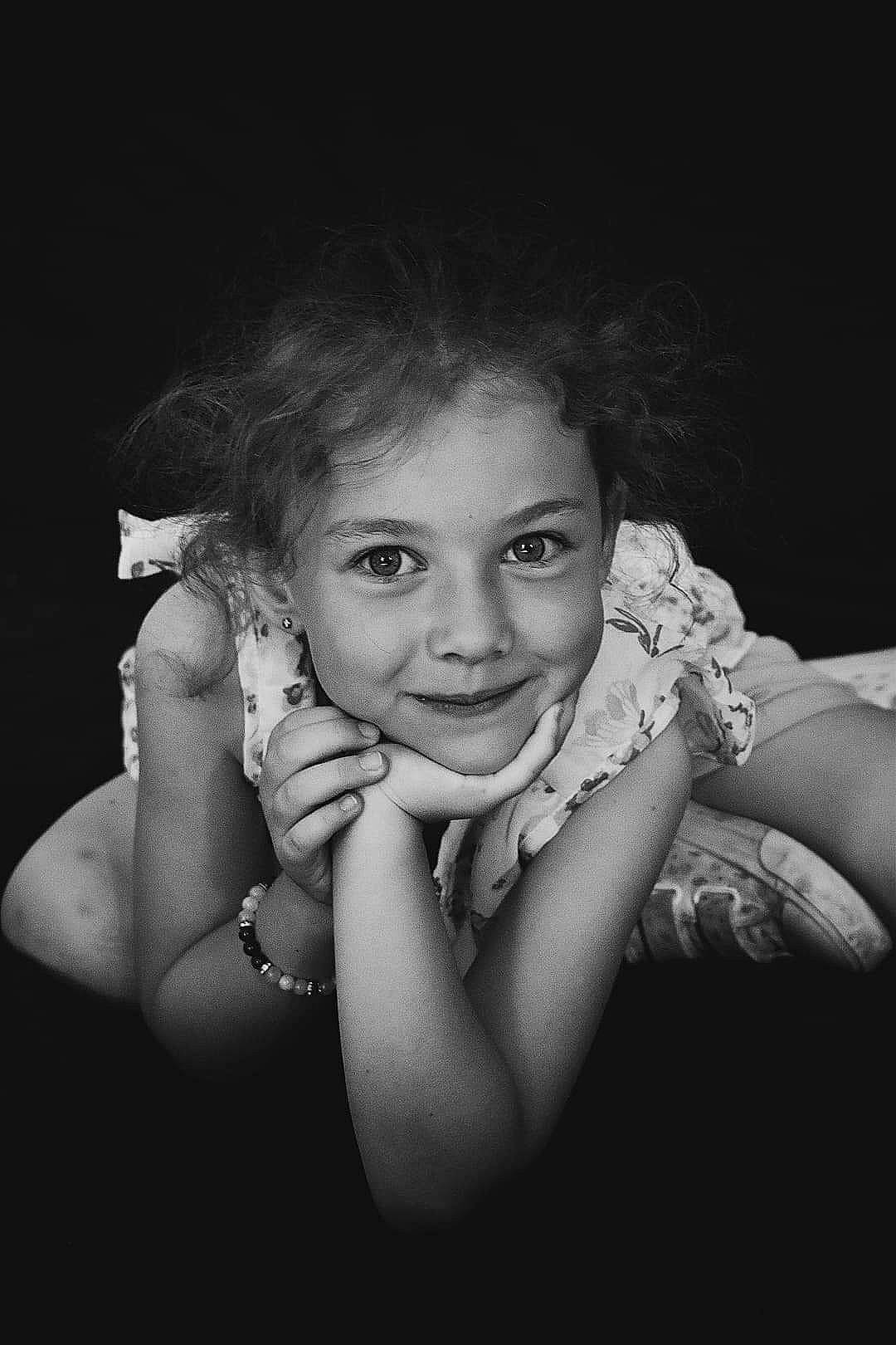 Marie a rejoint le concours — aidez-le/la à gagner de superbes lots ! arm, black_and_white, eye, eyebrow, eyelash, face, flash_photography, gesture, grass, hair, hand, happy, head, human, human_body, joy, lip, mouth, person, skin
