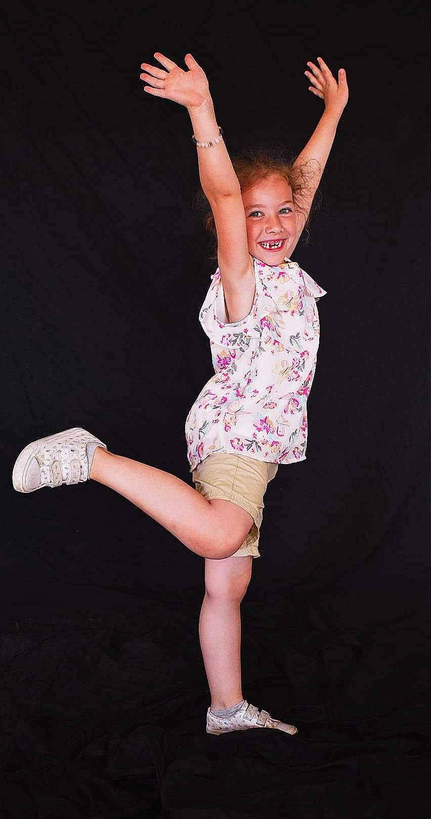 Marie a rejoint le concours — aidez-le/la à gagner de superbes lots ! arm, barefoot, choreography, dance, elbow, entertainment, flash_photography, foot, gesture, happy, human_leg, joy, knee, leg, performing_arts, person, shorts, sleeve, sportswear, t_shirt