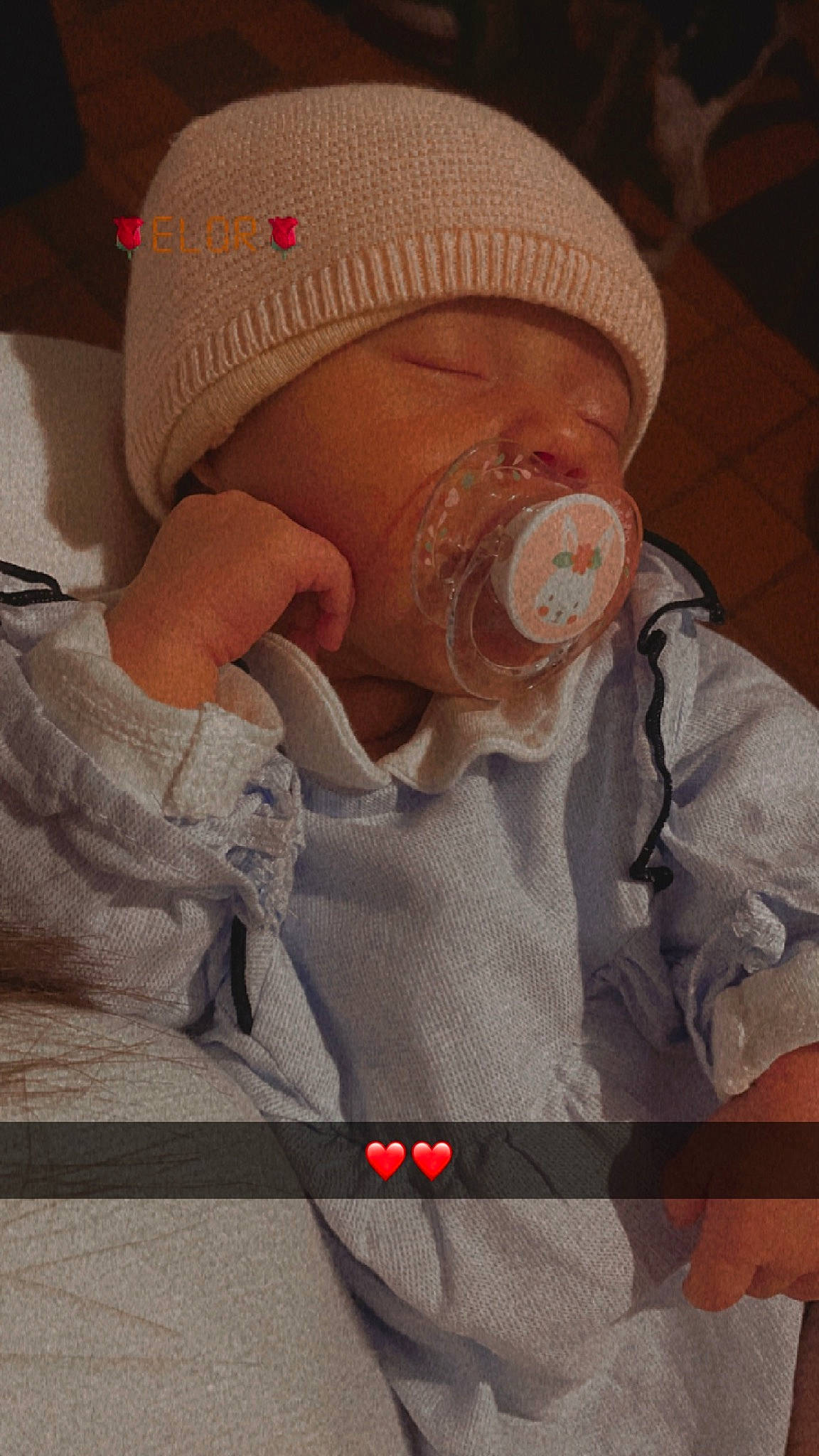 Rose a rejoint le concours — aidez-le/la à gagner de superbes lots ! baby, baby_sleeping, baby_toddler_clothing, cap, cheek, chin, comfort, ear, finger, forehead, headgear, human, lip, mouth, neck, nose, person, pink, skin, sleeve