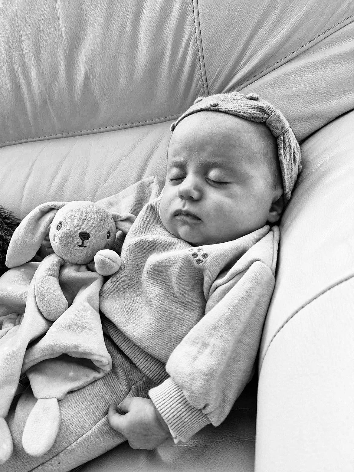 Rose a rejoint le concours — aidez-le/la à gagner de superbes lots ! baby, baby_sleeping, black_and_white, child, comfort, couch, gesture, hand, happy, human, human_body, linens, mammal, monochrome, monochrome_photography, person, product, skin, textile, toddler