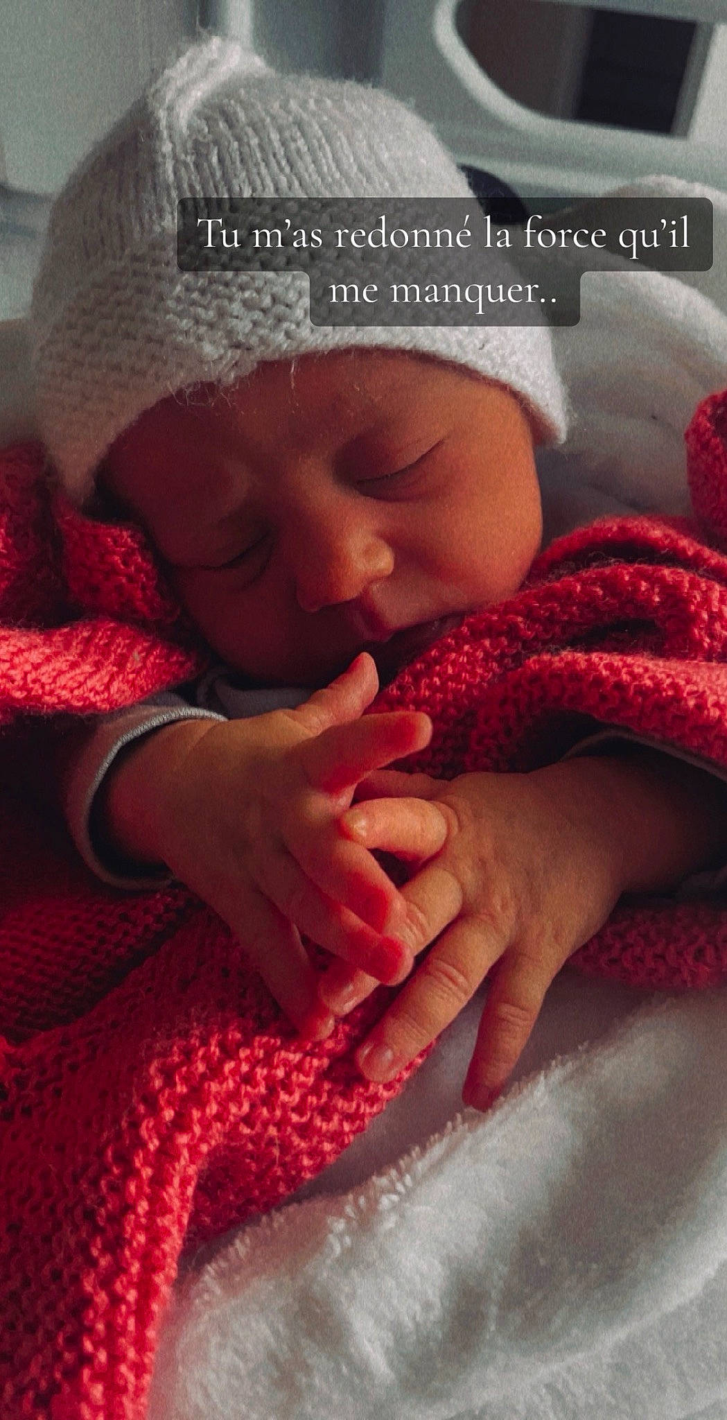 Rose participe au concours pour gagner de l'argent avec cette photo : baby, baby_sleeping, cap, cheek, comfort, facial_expression, finger, happy, headgear, headwear, knit_cap, linens, lip, mouth, nail, nose, person, pink, product, skin