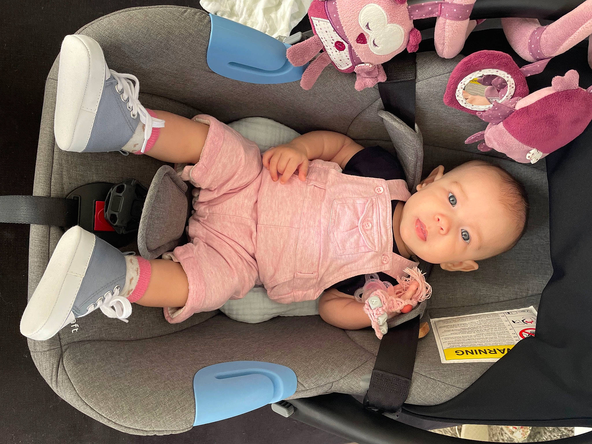 Arya a rejoint le concours — aidez-le/la à gagner de superbes lots ! baby, baby_carriage, baby_products, baby_toddler_clothing, baby_toys, car_seat, carmine, cheek, child, comfort, finger, knee, lap, person, pink, product, sitting, smile, sock, toddler